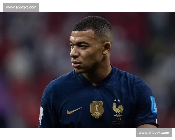 布安加盛赞昔日搭档:萨利巴当世第一中卫,姆巴佩乃锋线天花板 布安加盛赞昔日搭档:萨利巴当世第一中卫,姆巴佩乃锋线天花板